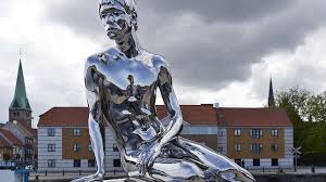 Estatua de la sirenita en copenhague. La Sirenita De Copenhague Encuentra Novio