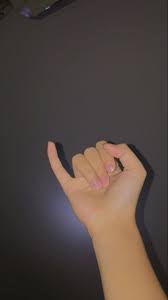 Jan 24 2018 explore wallpaper couple terpisah aesthetic wallpaper couple terpisah anime neko gambar anime. Estetik Seni Tubuh Foto Tangan Ilustrasi Gadis