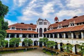 Lawang sewu merupakan salah satu objek wisata favorit di kota semarang. Lawang Sewu Harga Tiket Masuk Spot Foto Terbaru 2021