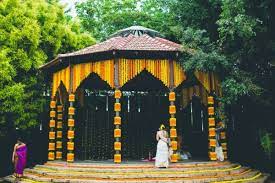 Best South Indian Mandaps For An Outdoor Wedding Minimal Wedding Decor Indian Wedding Decorations Outdoor Indian Wedding