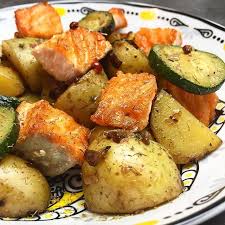 Poelee De Saumon Grille Les Epices Font La Difference Dans Ce Plat Melange Nordique Avec De Laneth Et Des Baies Rouges En Plus Il Men Food Vegetables Eat
