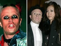 Keith flint , le leader du groupe the prodigy est décédé le 4 mars 2019, ses obsèques se déroulent en présence de nombreux fans habillés comme leur la musique résonnait fort et beaucoup dansait. Keith Flint Killed Himself Days After Split From Wife And Putting House Up For Sale Daily Star