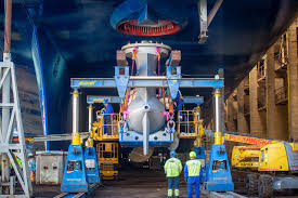 Aluksen jääluokka on 1a super. Kuvina Azipod Potkurilaitteet Asennetaan Wasalinen Uuteen Matkustajalauttaan Vain Viikossa Abb