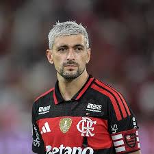 Arrascaeta esclarece polêmica com Lino no Flamengo: 'Jogo com mais 10'