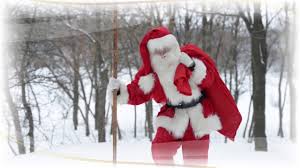 El face inconjorul lumii cu sania lui trasa de reni si intra prin hornurile locuintelor pentru a lasa darurile sub brad. Film Mos Craciun Povestea Mosului Youtube