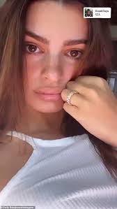 Look at the size of that bling! Emily Ratajkowski Shows Off Her Nyc Maternity Street Style With Husband Sebastian Bear Mcclard Aktuelle Boulevard Nachrichten Und Fotogalerien Zu Stars Sternchen