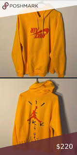 A travers son label cactus jack records , la flame va nous proposer des hoodie avec des magnifiques broderies dans le cadre de la sortie de son album emblématique astroworld. Nike Air Travis Scott Cactus Jack Gold Hoodie Hoodies Sweatshirt Shirt Travis Scott