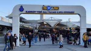 Ama asıl alışverişin döndüğü gün cuma… birbirinden renkli kumaşların satıldığı, çanta ve tekstil malzemelerinin sudan ucuza alıcı bulduğu zamanda, tarihi. Kadikoy Yeni Sali Pazari Tarihi Sali Pazari Yesimle Her Telden Hayata Ve Yasama Dair Ne Varsa