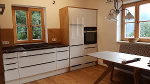 Es reicht ein feuchtes tuch oder eine fensterleder, um die fronten abzuwischen. Mobel Peer Weisse Hochglanzkuche Mit Holz Facebook