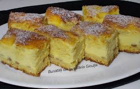 Bunica facea placinta cu branza dulce de vaci facuta in casa, eu am folosit ricotta de data aceasta, este foarte gustoasa si asa. Prajitura Cu Branza Dulce Si Aluat Turnat BunÄƒtÄƒÈ›i Din BucÄƒtÄƒria GicuÈ›ei