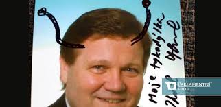 Škromach se bije za plakátového čmárala. Sám si přimaloval tykadélka