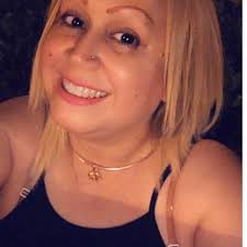 Hilario aquí con su bocina nos cantará una hermosa canción. Lo bueno es q  puede ponerle el efecto del echo al micrófono así suena como a él tanto le  gusta para cantar