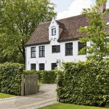 Vlassak Verhulst Villabouw Klassiek Landelijk Tijdloos Begijnhof Stijl Tuinmuur Staal Poort Bovenlicht Lantaa Maison Belge Maison En Pierre Maisons Exterieures