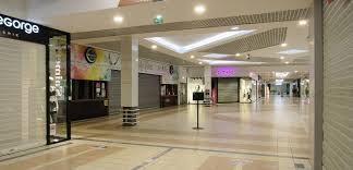 Le mercredi 8 janvier 2020, le début des soldes d'hiver a attiré environ 200 personnes dès l'ouverture à auchan la glacerie. R0ope50trew2zm