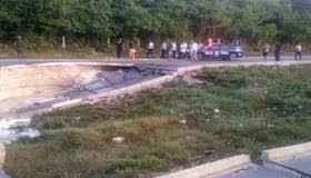 ⚠️ deslizamiento de ladera en autopista siglo xxi | reporte preliminar: Colapsa Tramo Carretero En Michoacan Que Habia Sido Cerrado Para Reparar Grieta Video Aristegui Noticias