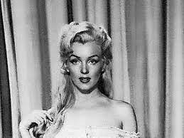 Decades after her death, she remains one of the twentieth century's most famous movie stars and pop icons. Schmuck Fotos Und Ein Bademantel Andenken An Marilyn Monroe Unterm Hammer