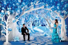 Snow Stage Decorations Love The Balloons And The Threes Are So Easy To Make Winter Wonderland Decorations Winter Wonderland Theme Prom Themes