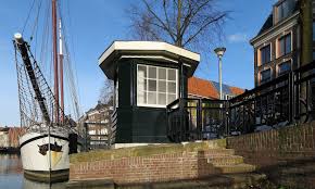 Brugwachtershuisje A Brug Groningen Het Houten Brugwachtershuisje Werd Gebouwd Rond 1925 Het Is Ontworpen Door S J Bouma 1899 1959 Uit De Amsterd Met Afbeeldingen Groningen