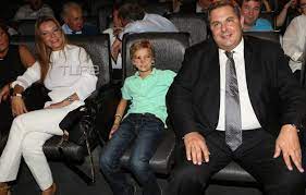 Αξίζει να σημειωθεί ότι ο κ. Panos Kammenos Elenh Tzoylh Parakoloy8hsan Thn Annie Mazi Me To Gio Toys