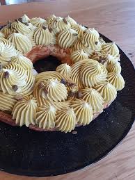 Pralin besteht aus caramel und mandeln. Paris Brest