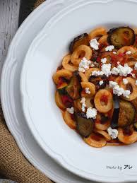 Dopo averla fatta rosolare se volete sfumate con del vino bianco e aggiungete la passata di pomodoro. Anelli Di Pasta Mille E Ancor Piu Mille Piattoranocchio