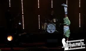 Nassim al fakir fastnar i klistret och får programledaren marie serneholt att fullständigt brista. Nassim Al Fakir Festivalphoto