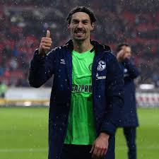 Nun haben sie auf ganz unterschiedliche weise abschied von den königsblauen genommen. Fc Schalke 04 Congratulations To Benjamin Stambouli Who Facebook