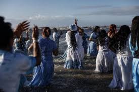Iemanjá é celebrada por centenas de devotos na beira da praia de Capão da Canoa
