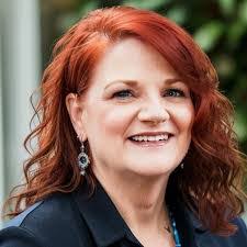 Holly Solomon's Instagram, Twitter & Facebook