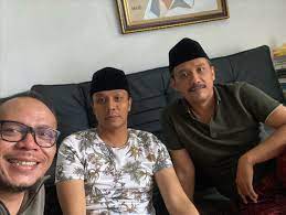 Pada kesempatan itu, minggus hadinata, brand activity executive (bae) east java pt sari enesis indah bersama timnya, menyampaikan bantuan plossa dan amunizer, yang bisa dimanfaatkan para santri. Silaturrahim Disambangin Gus Kautsar M Hanif Dhakiri Facebook