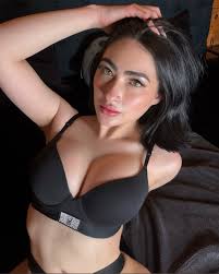 OnlyFans Model in live streams - FameRegistry.com