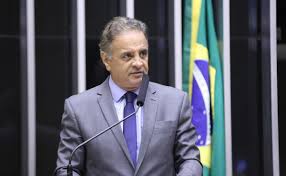Aécio Neves desiste de candidatura ao Senado por MG