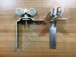 Untuk itu, engsel pintu memang menjadi salah satu peran yang sangat penting dalam membangun sebuah rumah atau bangunan. Jual Roda Untuk Pintu Lipat Gantung Folding Door Top Hanger Di Lapak Gen 2000 Bukalapak