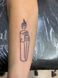 Feuerzeug Tattoo Flamme Tattoo Klein Tattoo Linework Tattoo Outline Tattoo Lighter Tattoo Smoke Tattoo Tatt Kleine Tattoo Ideen Mini Tattoos Bff Tattoos