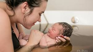 Frau bekommt Baby auf dem Klinikflur