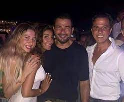ولد عمرو مصطفى في مدينة القاهرة لأسرة مصرية وتربى بين أخٍ واحد وأختين.ظهر حب عمرو للموسيقى منذ الطفولة فلحّن القصائد العربية الموجودة في كتاب اللغة العربية المدرسي آنذاك. Ù‡Ù„ ØªØ¹Ø±ÙÙˆÙ† Ø£Ù† Ø¯ÙŠÙ†Ø§ Ø§Ù„Ø´Ø±Ø¨ÙŠÙ†ÙŠ Ù…Ù† Ø¹Ù…Ø± Ø§Ø¨Ù†Ø© Ø¹Ù…Ø±Ùˆ Ø¯ÙŠØ§Ø¨ Ù‡Ø°Ù‡ ØªÙØ§ØµÙŠÙ„ ÙØ§Ø±Ù‚ Ø§Ù„Ø¹Ù…Ø± Ø¨ÙŠÙ†Ù‡Ù…Ø§ Laha Magazine