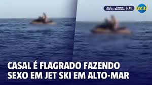 Casal é flagrado fazendo sexo em um jet ski em alto-mar