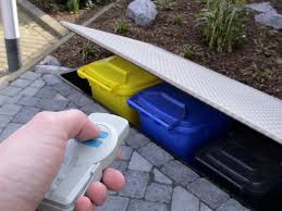 Mulltonnen Verstecken Einfach Per Knopfdruck Shelley Smith Garbage Can Garden Tool Storage Backyard