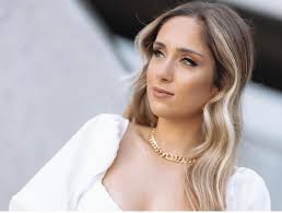 Sao Man United 'vỡ òa' sau khi cầu hôn bạn gái trong khung cảnh lãng mạn  với hoa hồng và bóng bay