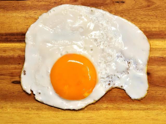 Naranja o amarilla: éste es el 'truco' para que la yema de los huevos sea  de un color u otro