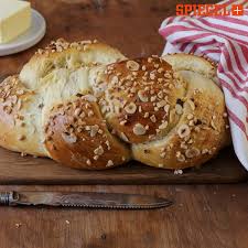 Einfach Backen Mit Hefeteig Dieser Osterzopf Gelingt Spiegel Plus Einfach Backen Hefeteig Teig