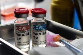 Szczepionka stworzona we współpracy firm niemieckiej i amerykańskiej jest pierwszą, o której skuteczności twórcy poinformowali publicznie. Covid 19 Pfizer Biontech Vaccine Judged Safe For Use In Uk Stop Covid