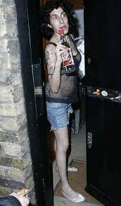 Wagon bleu, a bistro near his apartment in central paris. After Her Healthier Appearance Of Late It Appears Amy Winehouse Has Returned To Her Usual Dishevelled Self 2008 11 14 Amazing Amy Amy Winehouse Winehouse