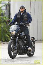 Charlie Hunnam Goes Undercover On Sons Of Anarchy Set Charlie Hunnam Goes Undercover On Sons Of Anarchy Set 07 Photo Sons Of Anarchy Harley Dyna Anarchy