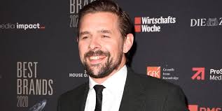 September 1983 in oldenburg) ist ein deutscher moderator, schauspieler, sänger und fernsehproduzent, hauptsächlich bekannt als teil des duos joko und klaas bzw. Klaas Heufer Umlauf Schiesst Scharf Gegen Oli Pocher Mopo De