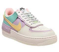 A layered look with double the nike branding, the af1 shadow features two eyestays, two mudguards, 2 back tabs and 2 swoosh designs to accentuate the the inspiration behind this design was based on women who are setting an example for the next generation. Nike Air Force 1 Shadow Trainers Pale Ivory Celestial Gold Tropical Twist Unisex Sportschuhe