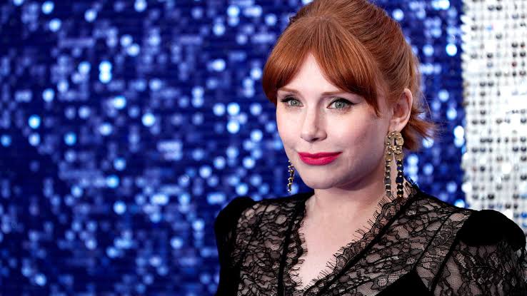 Bryce Dallas Howard graduates from NYU after enrolling in 1999: '21 years in  the making' : r/entertainment
