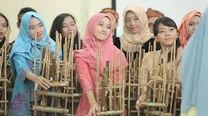Meski angklung adalah alat musik tradisional, angklung bisa digunakan berkolaborasi dengan musik modern lain, seperti drum dan gitar elektrik misalnya. 12 Contoh Gambar Alat Musik Melodis Beserta Cara Memainkannya