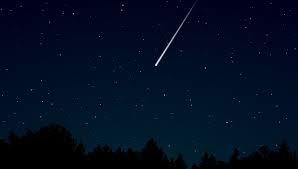 Es la lluvia de estrellas denominada cuadrántidas, una lluvia de meteoritos, fundamentalmente restos de asteroide y rocas espaciales, unas realmente comenzó a verse en la pasada última semana de diciembre, pero es ahora con el 2021 cuando alcanzará su máximo esplendor y su punto. Liridas Cuando Y Como Ver La Lluvia De Estrellas Mas Esperada De Abril