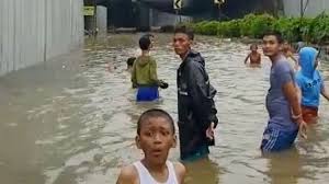 Pasalnya, aplikasi pantau banjir ini dikeluarkan langsung oleh pemprov dki jakarta. Banjir Selasa Hari Ini Jakarta Lumpuh Total